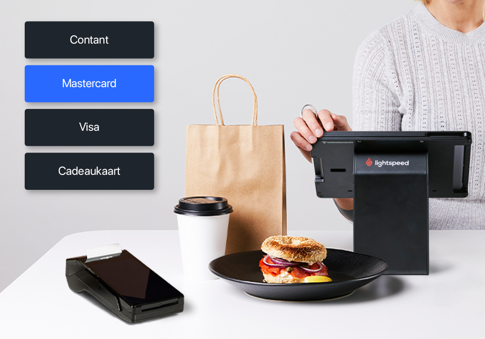 Betaalmethodes, Lightspeed Payments betaalterminal, zak en koffie, bord met bagel en iPad stand met Lightspeed kassa.